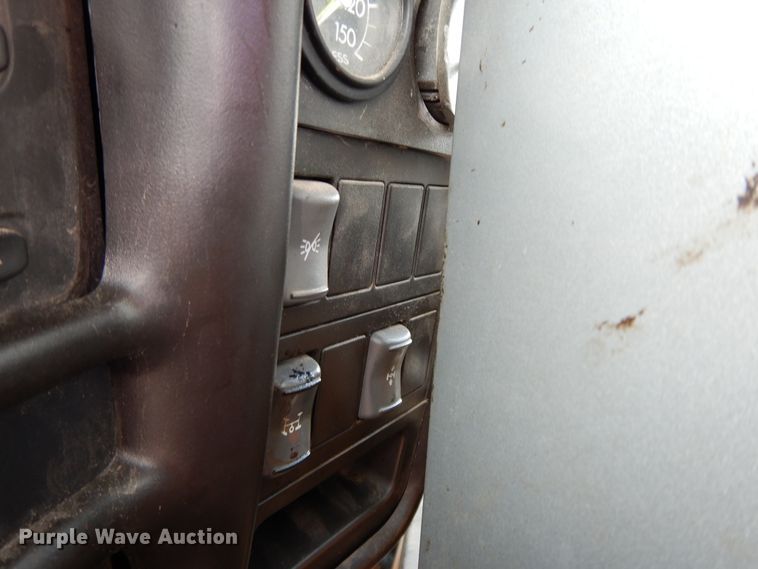 image for item DE5776 2005 Chevrolet C7500  oil distributor truck