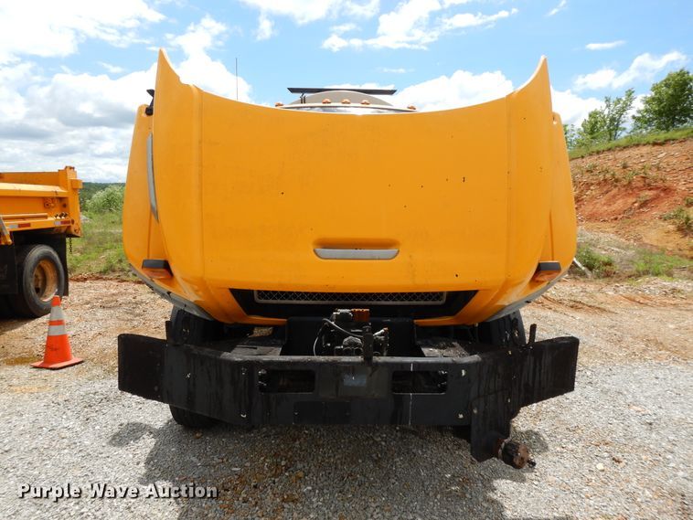 image for item DE5776 2005 Chevrolet C7500  oil distributor truck