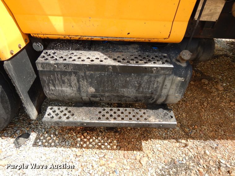 image for item DE5776 2005 Chevrolet C7500  oil distributor truck