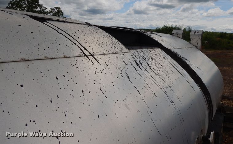 image for item DE5776 2005 Chevrolet C7500  oil distributor truck