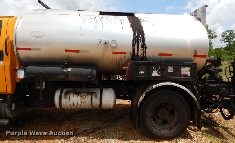 image for item DE5776 2005 Chevrolet C7500  oil distributor truck