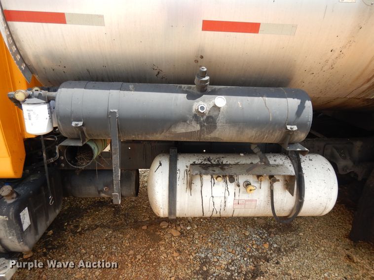 image for item DE5776 2005 Chevrolet C7500  oil distributor truck