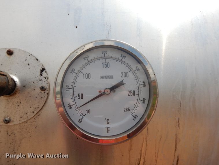 image for item DE5776 2005 Chevrolet C7500  oil distributor truck