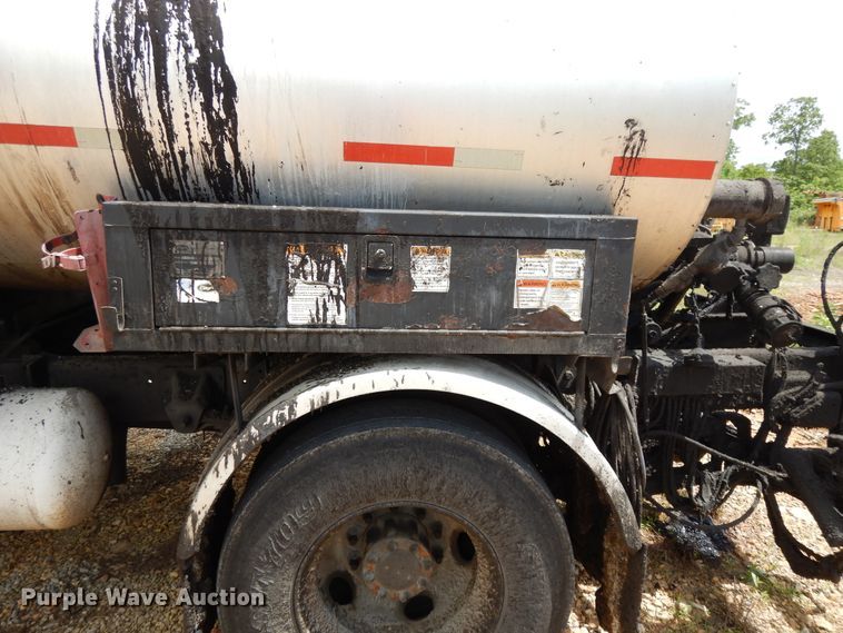 image for item DE5776 2005 Chevrolet C7500  oil distributor truck