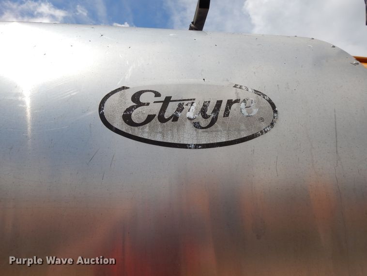 image for item DE5776 2005 Chevrolet C7500  oil distributor truck