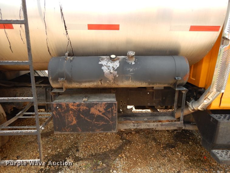 image for item DE5776 2005 Chevrolet C7500  oil distributor truck