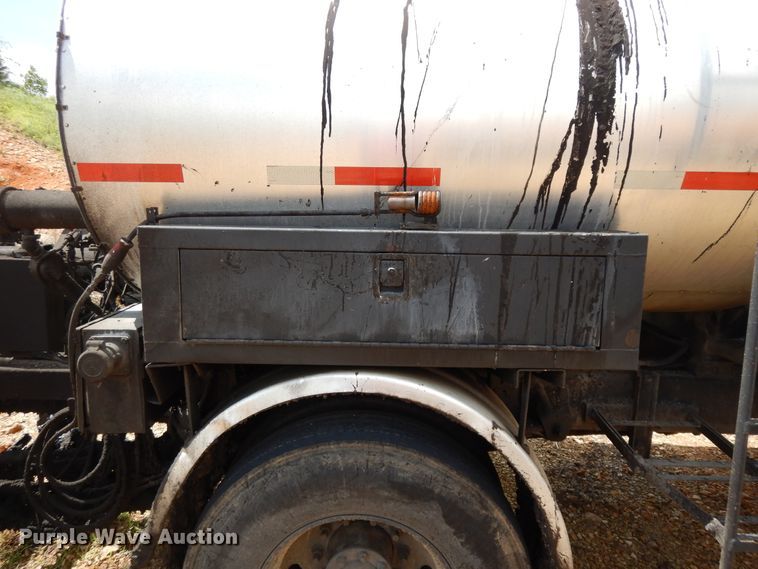 image for item DE5776 2005 Chevrolet C7500  oil distributor truck