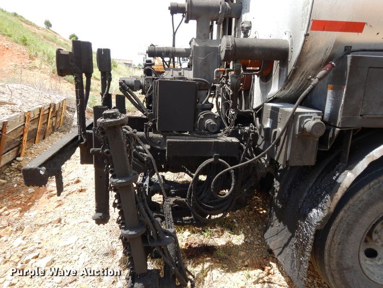 image for item DE5776 2005 Chevrolet C7500  oil distributor truck