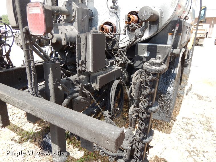 image for item DE5776 2005 Chevrolet C7500  oil distributor truck