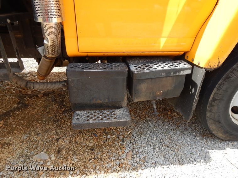 image for item DE5776 2005 Chevrolet C7500  oil distributor truck