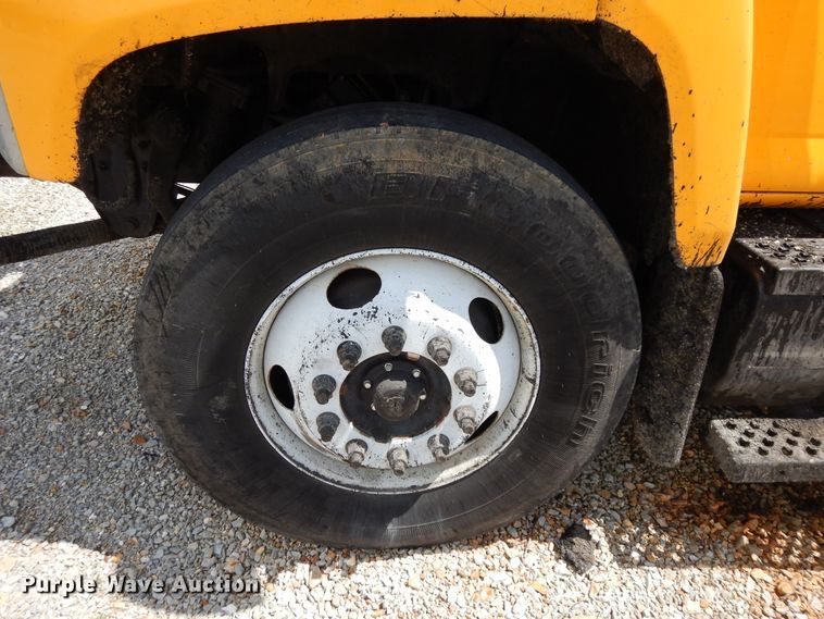 image for item DE5776 2005 Chevrolet C7500  oil distributor truck