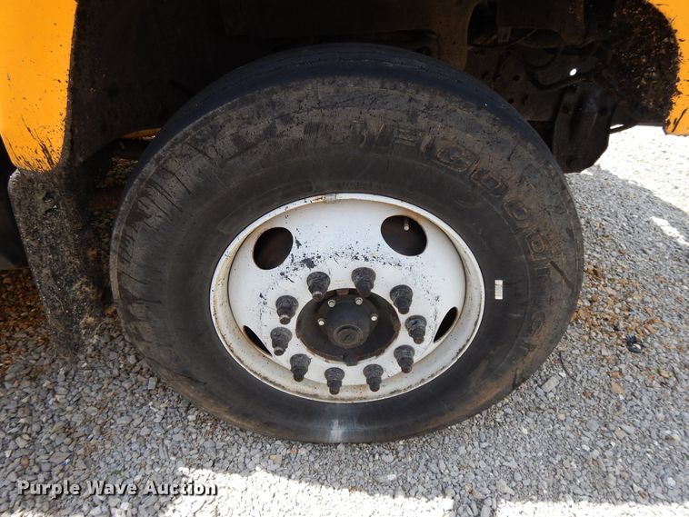 image for item DE5776 2005 Chevrolet C7500  oil distributor truck