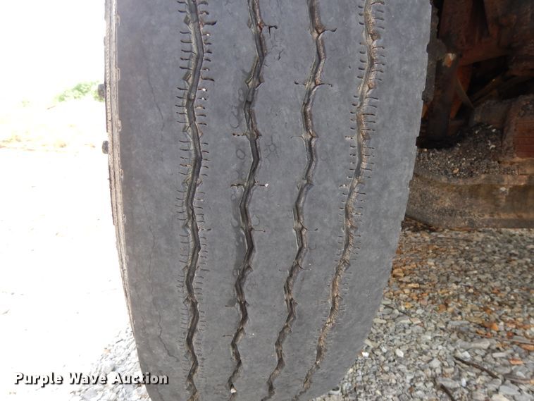 image for item DE5776 2005 Chevrolet C7500  oil distributor truck