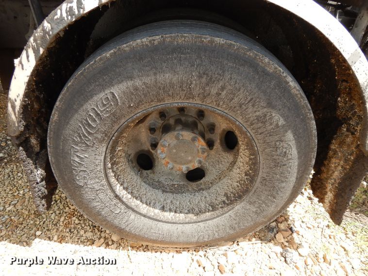 image for item DE5776 2005 Chevrolet C7500  oil distributor truck