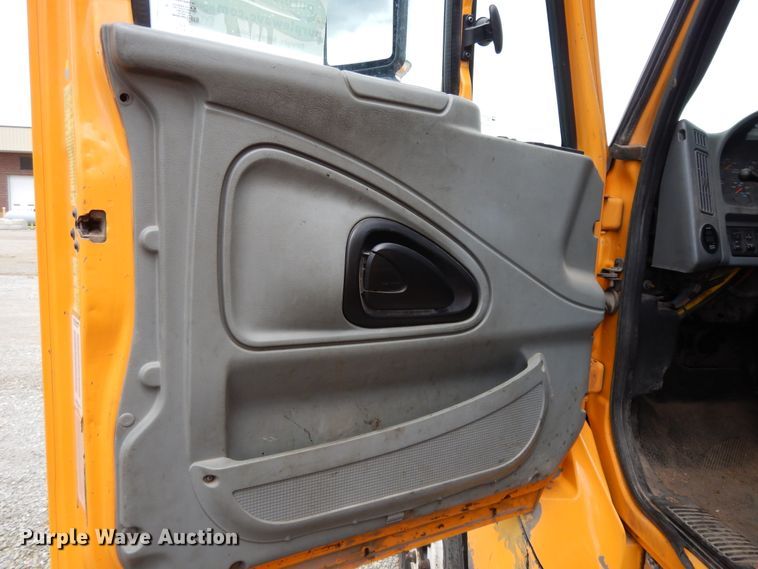 image for item DE5777 2006 International 7400  dump truck