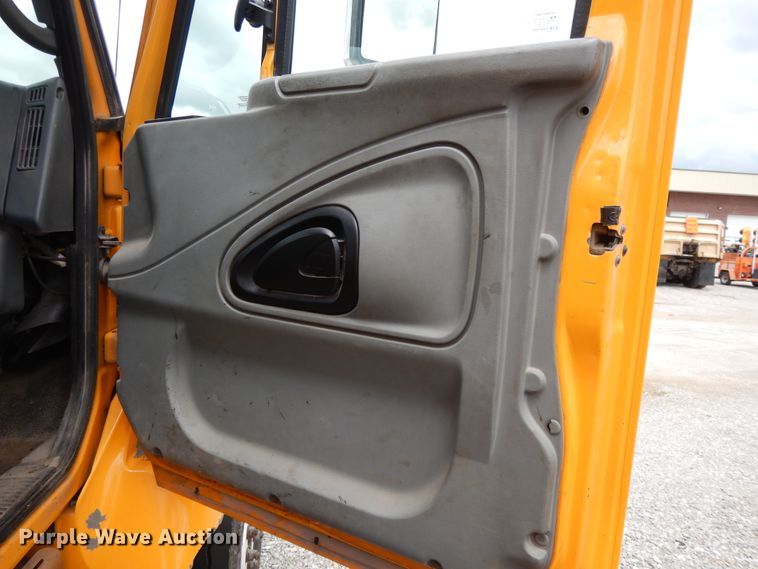 image for item DE5777 2006 International 7400  dump truck