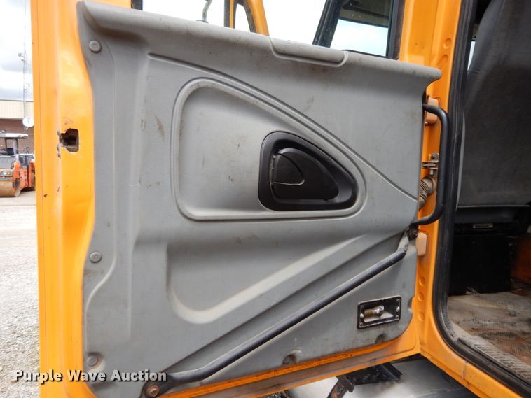 image for item DE5777 2006 International 7400  dump truck