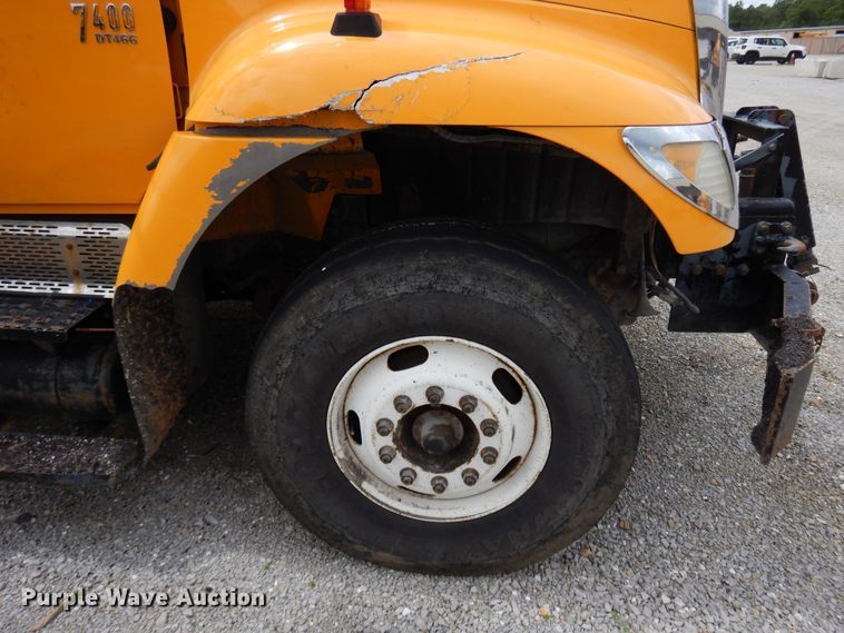 image for item DE5777 2006 International 7400  dump truck