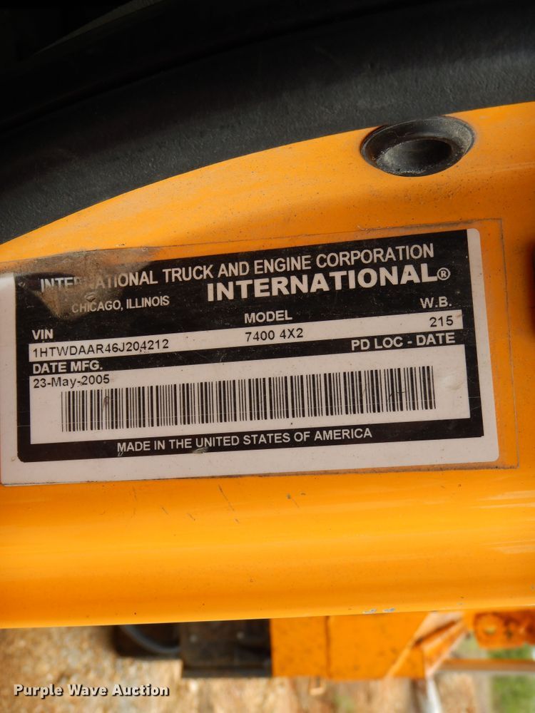 image for item DE5777 2006 International 7400  dump truck