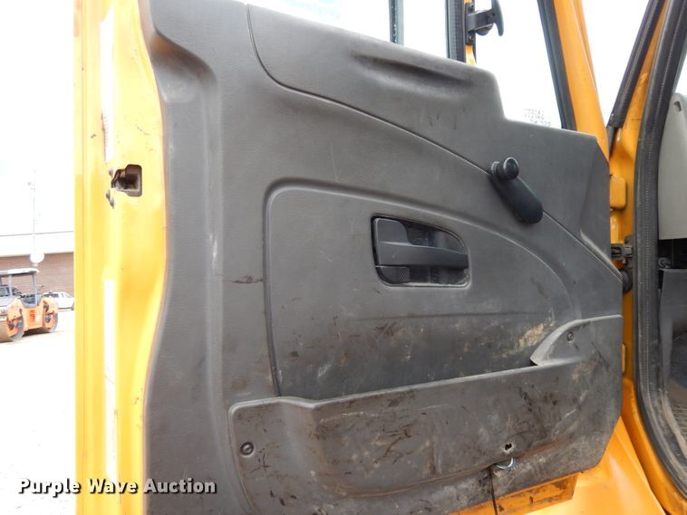 image for item DE5781 2009 International 7500  truck cab and chassis