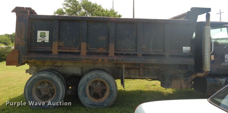 image for item DF4001 1997 International 4900  dump truck