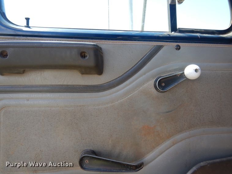 image for item DF4001 1997 International 4900  dump truck