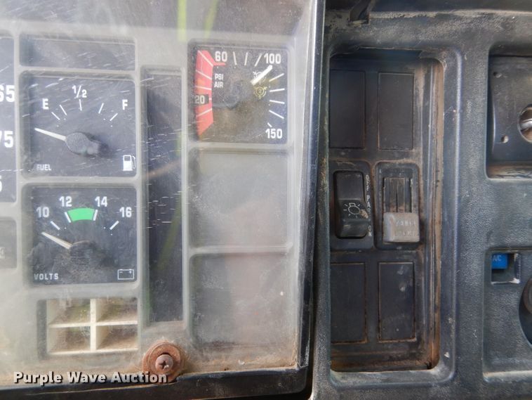 image for item DF4001 1997 International 4900  dump truck