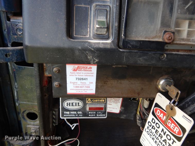 image for item DF4001 1997 International 4900  dump truck