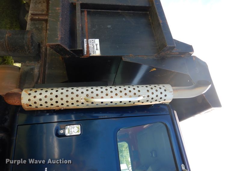 image for item DF4001 1997 International 4900  dump truck