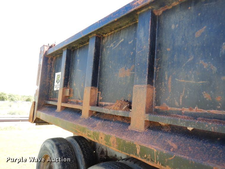 image for item DF4001 1997 International 4900  dump truck