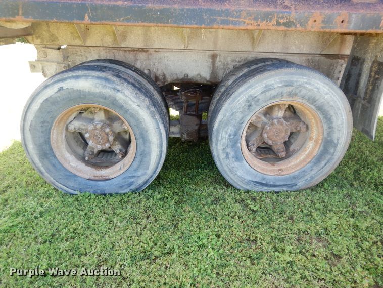 image for item DF4001 1997 International 4900  dump truck