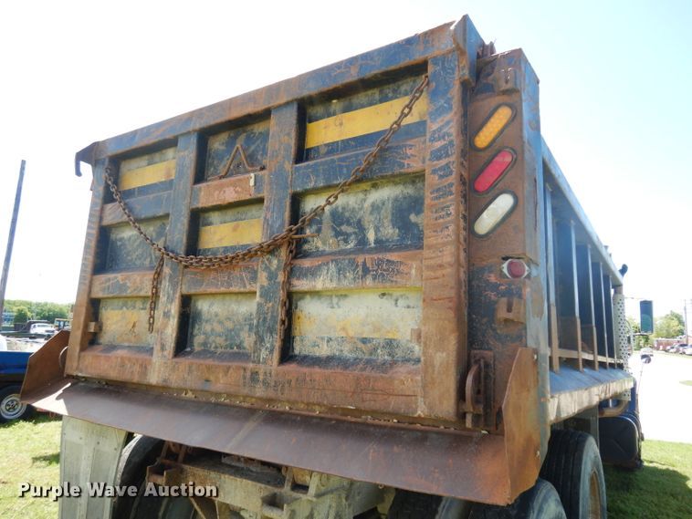 image for item DF4001 1997 International 4900  dump truck