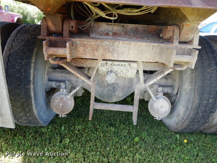 image for item DF4001 1997 International 4900  dump truck