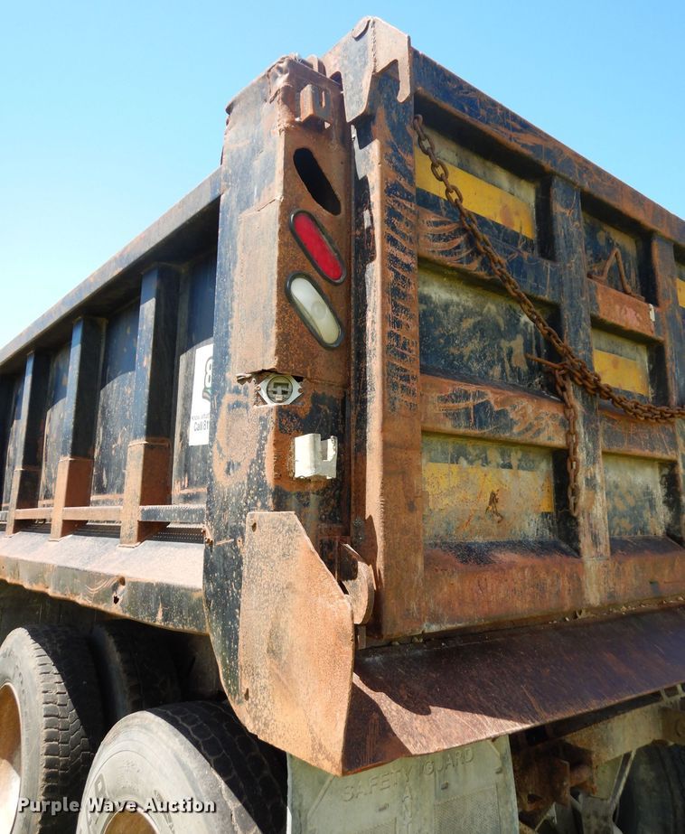 image for item DF4001 1997 International 4900  dump truck