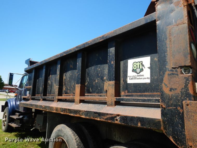 image for item DF4001 1997 International 4900  dump truck