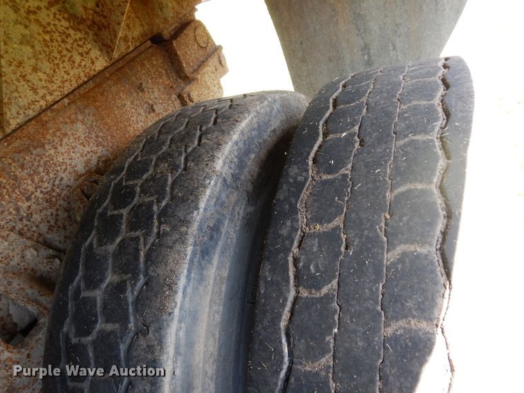 image for item DF4001 1997 International 4900  dump truck