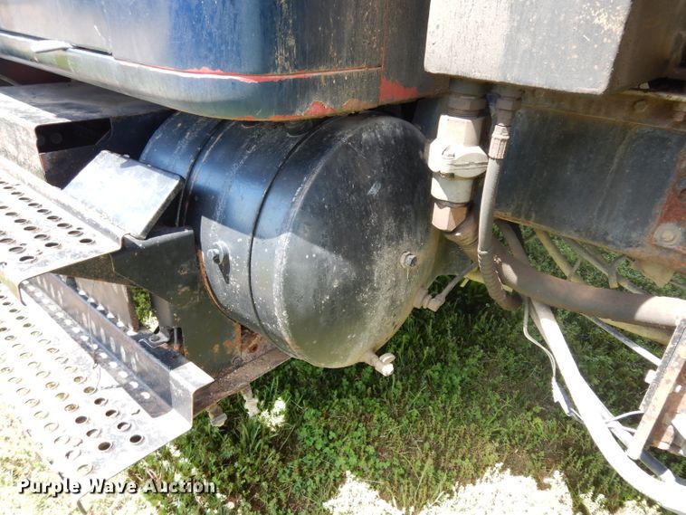 image for item DF4001 1997 International 4900  dump truck