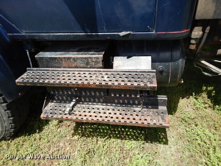 image for item DF4001 1997 International 4900  dump truck