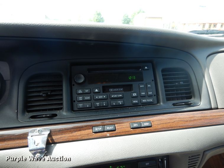 image for item DF4002 2006 Ford Crown Victoria LX