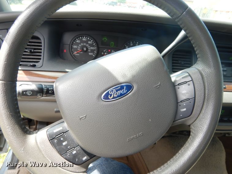 image for item DF4002 2006 Ford Crown Victoria LX