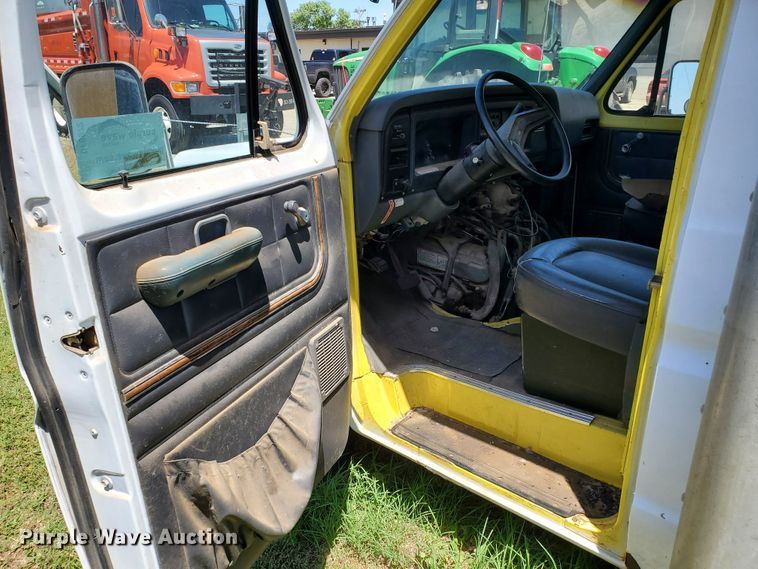 image for item DF8972 1989 Ford Econoline E350  box truck