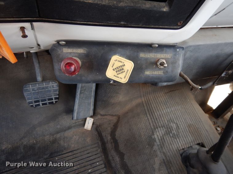 image for item DG6321 1989 GMC Sierra  bucket truck