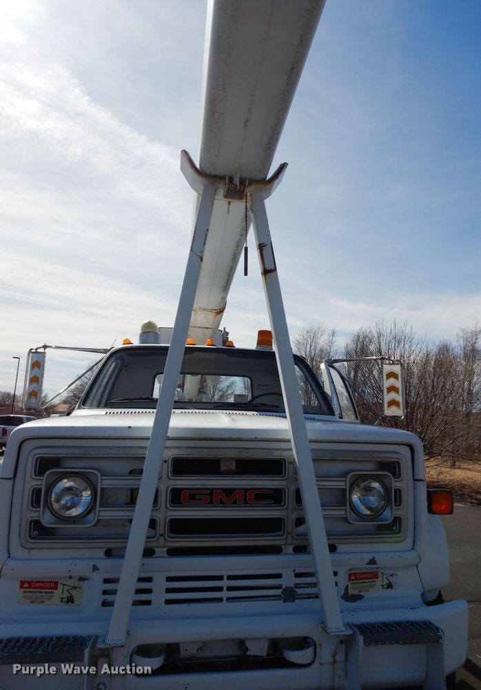image for item DG6321 1989 GMC Sierra  bucket truck