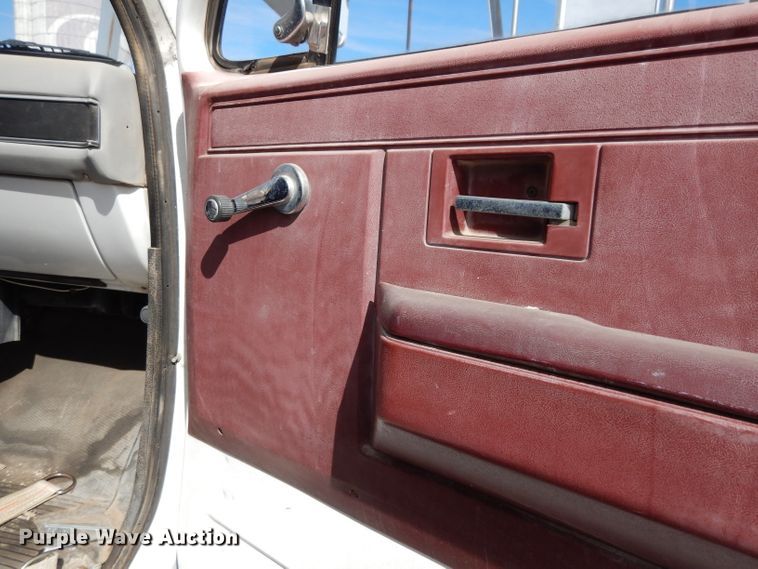 image for item DG6321 1989 GMC Sierra  bucket truck