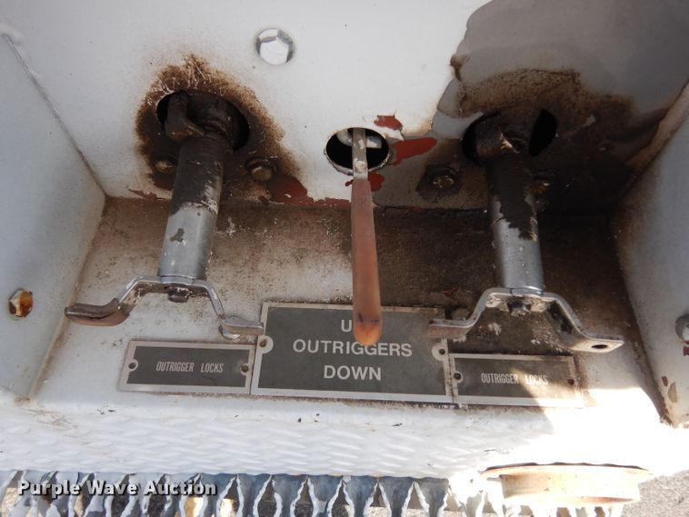 image for item DG6321 1989 GMC Sierra  bucket truck