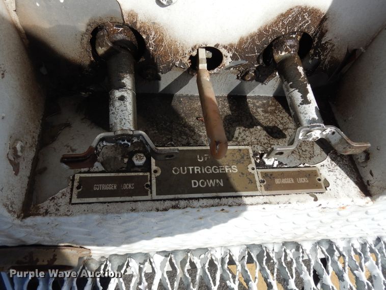 image for item DG6321 1989 GMC Sierra  bucket truck