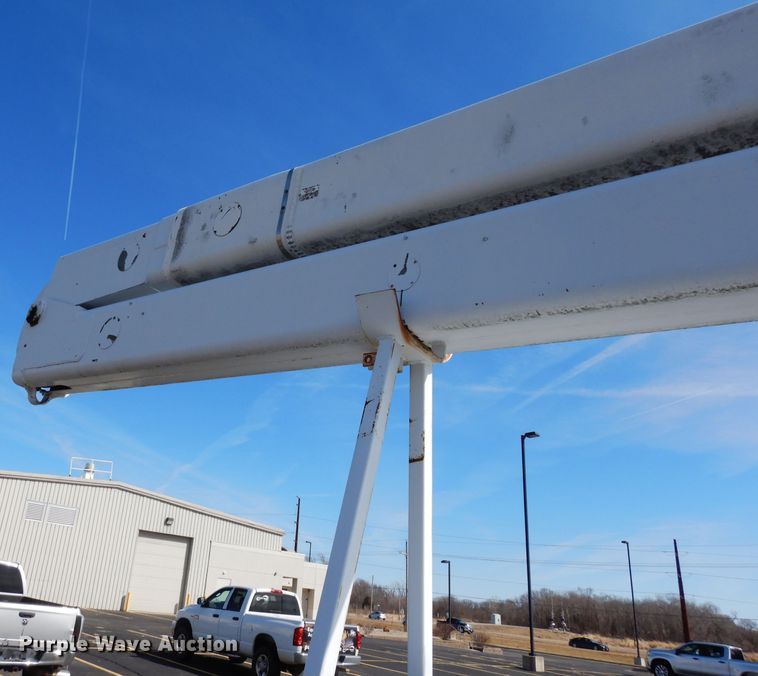 image for item DG6321 1989 GMC Sierra  bucket truck