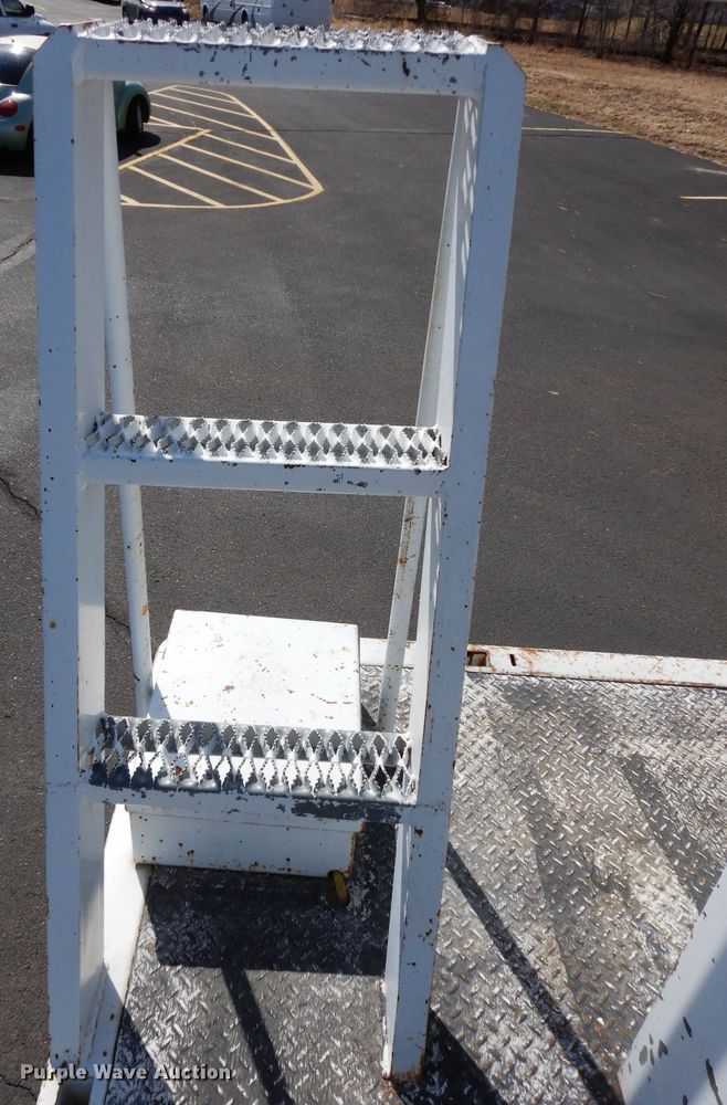 image for item DG6321 1989 GMC Sierra  bucket truck