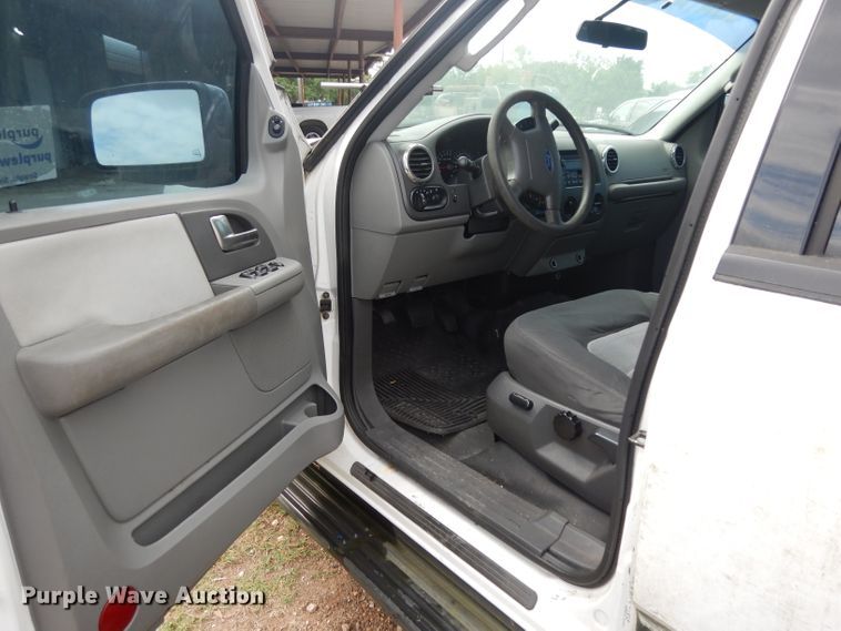 image for item DG6764 2004 Ford Expedition XLT  SUV
