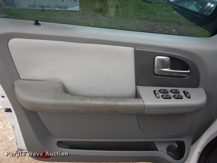 image for item DG6764 2004 Ford Expedition XLT  SUV
